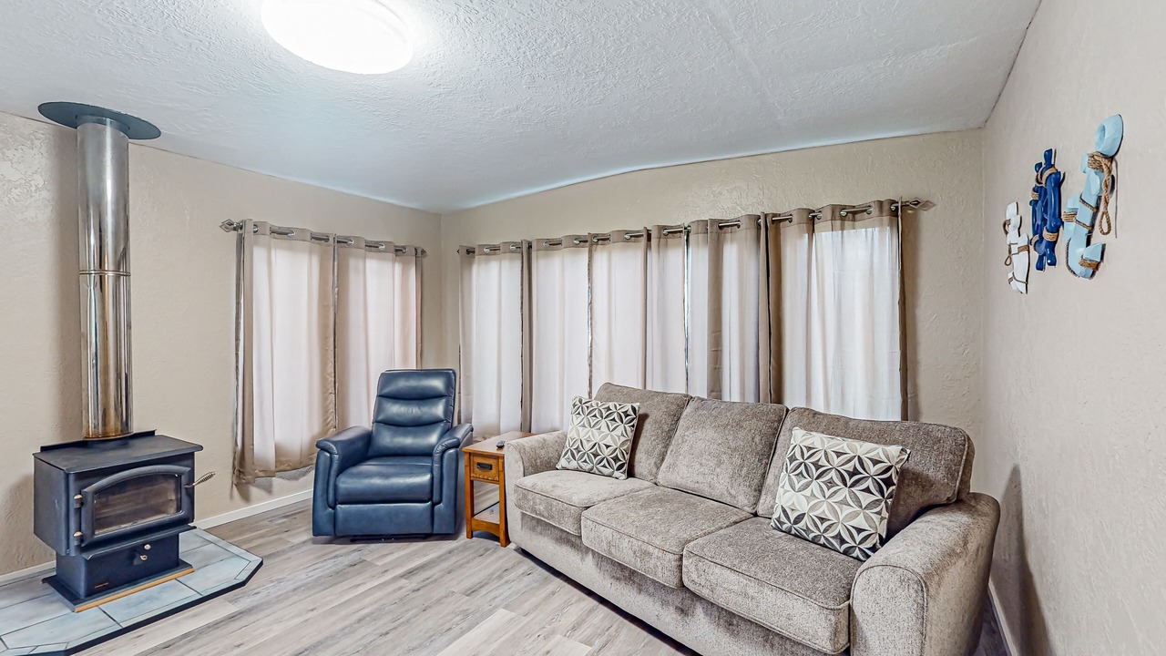 Photo of Livingroom in Coos Bay