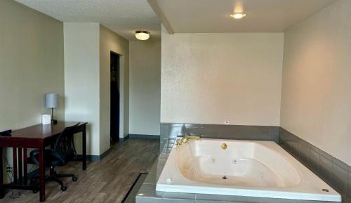 King Studio Suite with Jetted Tub - Non-Smoking