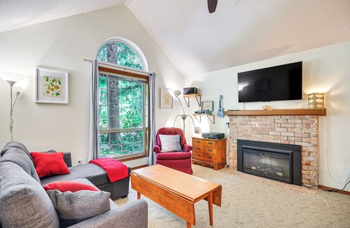 Mount Hood Village Cottage | Steps to River! Rhododendron Family Retreat