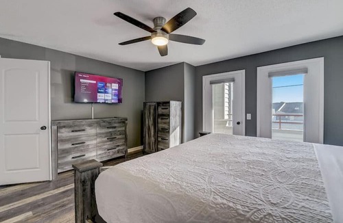 Lake Delton Condo | Sparrow's Nest - Stay at the lake, walk to Noah's Ark!