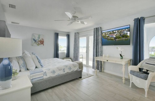 Marathon House | Waterfront, 100ft Dock, Kayaks, Bikes, Pool, Hot Tub, Basketball & Pickleball