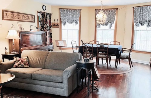 Fennville Cottage | Gorgeous sunsets, short walk to beach access