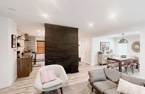 Warren Apartment | Warren 3BR Retreat: Sauna/Hot Tub | Walk to Dining