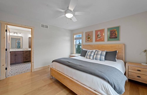 Sister Bay House | Luxury Family Retreat - Game Room, Chef’s Kitchen, Walk to Shops & Shoreline 🏖️