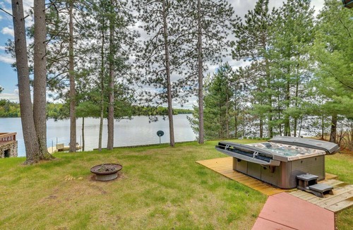 Neillsville House | Gorgeous Lake Arbutus Getaway w/Dock & Boat House