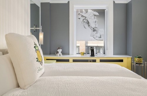 Columbus Hotel | European-style Room w/Lively Bar & Restaurant close to everything!