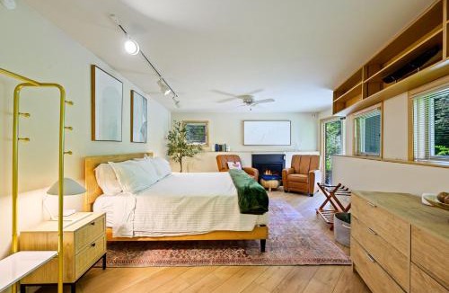 Sister Bay House | Wooded Wonder- Cozy Retreat, Hot Tub, Fire Pit, Game Room & Dogs!