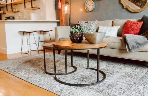 Downtown Springfield Apartment | Broken Clock
