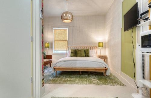 Galveston Hotel | Room 7 Oleander Hotel Walk to Cruise Terminal, Restaurants & The Strand
