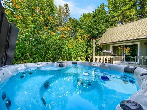 Scandia- Secluded Home, Walk to Marina, Game Room & Hot Tub in Sister Bay