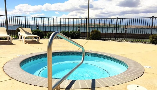Enjoy Stunning Views Across the Columbia River! FREE Parking, Outdoor Pool! in Boardman