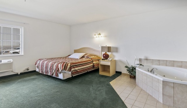 Cozy Honeymoon Suite with Jacuzzi and Free Parking in Red Bud
