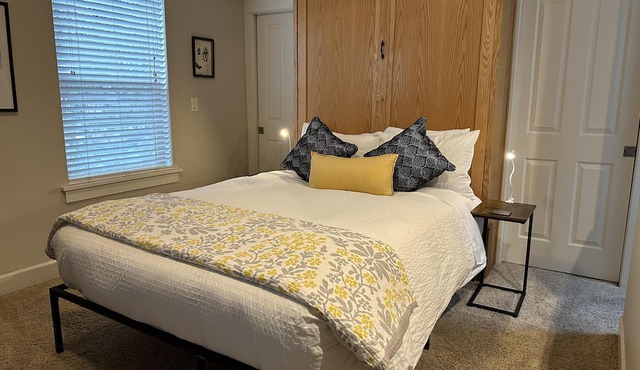 Hillside Loft- Spacious Studio, 100+mbps Wifi, Gas Fireplace, AC, Balcony in Bend
