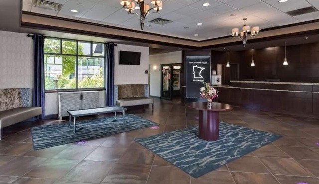 Shop, Play & Relax: Ideal Stay with On-Site Water Park & Dining in Bloomington