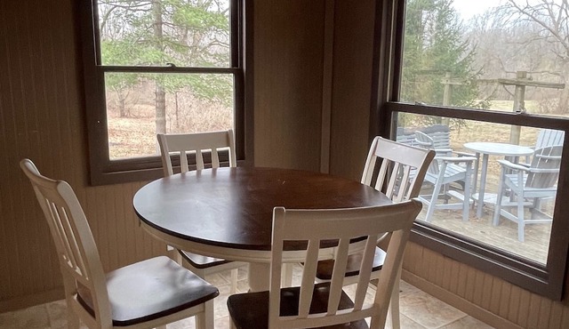 Country, hideaway cabin close to town, 15 minutes from wineries in Anna