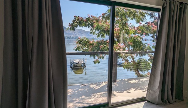 Osoyoos Lake Luxury Retreat - 150’ Private Waterfront & Toys in Oroville