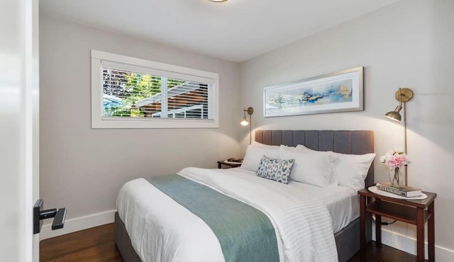 SEA airport and NW parks 3 Bedrooms central AC hot tub & outdoor living in Burien