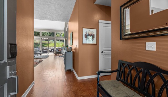 Quiet & Private Eagle Crest 2 BR | Close To Pools in Redmond