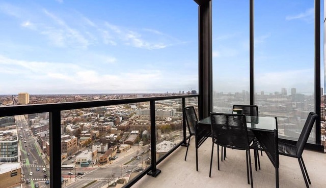 Top of River West: Luxe Penthouse for Groups in Chicago