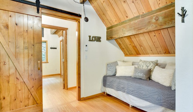 Peaceful Mt. Hood Cabin w/Hot Tub & Fire Pit! in Rhododendron