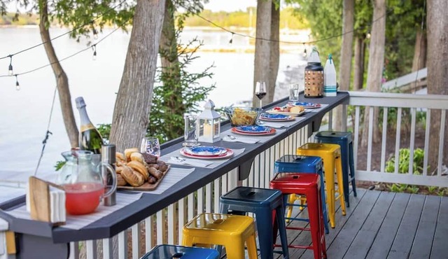Insta-worthy Waterfront Cottage with Hot Tub in Ellison Bay