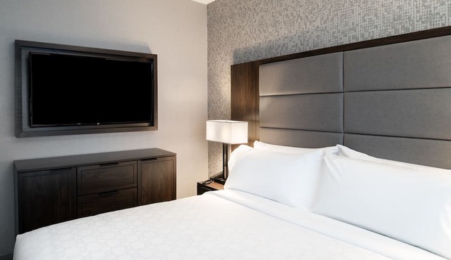 Breakfast + Fitness Center | 7 Miles from Downtown in Quincy