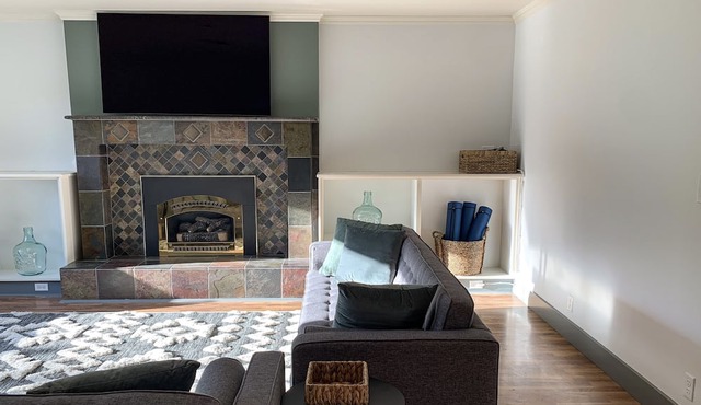 Riverwalk Retreat: Spacious, Hot tub, Near Autzen in Springfield