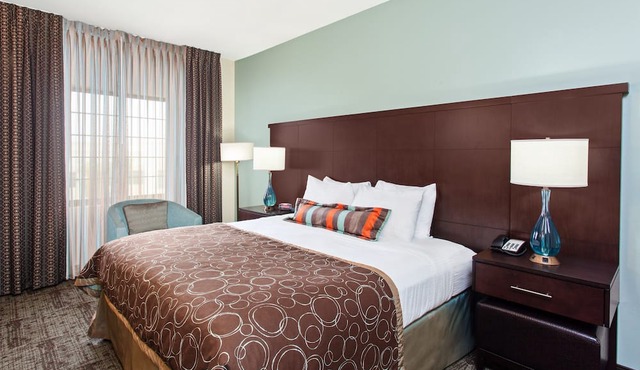 King Suite | Free Wi-Fi + Breakfast, Pool, Gym. in Lake Forest