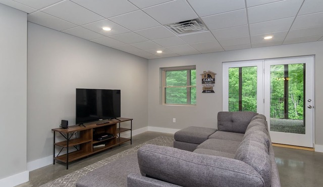Bear Creek Cabin! Hot Tub+Fire Pit, Fireplace, Mtn Lodge, Private, WiFi, Grill! in Burnsville