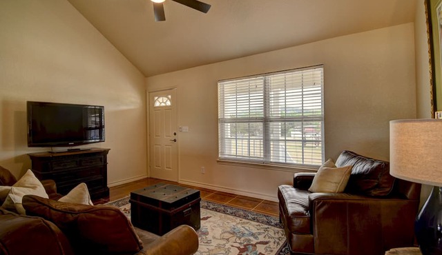 Cottage House, 3BR/2BA, Sleeps 8, Porch, Grill, Firepit in Kerr County