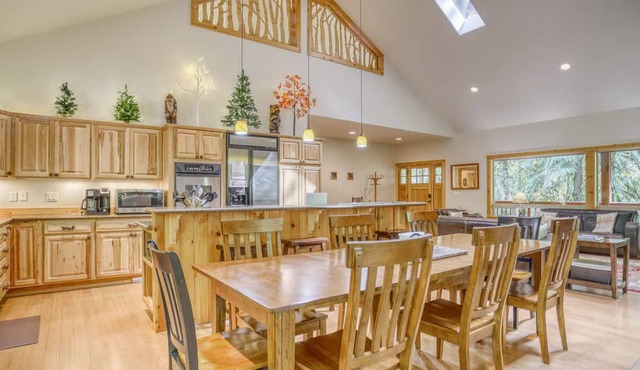 Spacious Barlow Trail Lodge, 2 fireplaces, media room, hot tub in Rhododendron