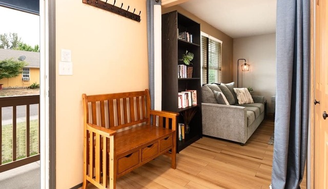 Teak: a Family Home. 5 TVs, backyard, pet friendly in Albany