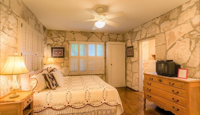 Amazing Private Riverfront! Rope swing, floating and concrete Dock! Sleeps 10! in Hunt