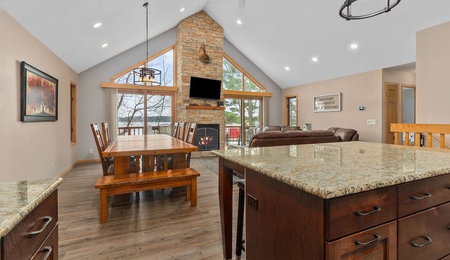 Full Rec Lake w/pontoon to rent! 🏖 Beach. 🐶 friendly. in Wautoma