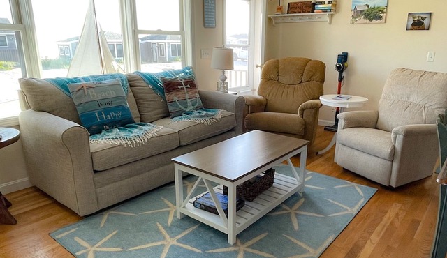 Lovely Oceanview 2 Bed 2 Bath with sleeper sofa, outdoor shower & rooftop deck! in North Truro