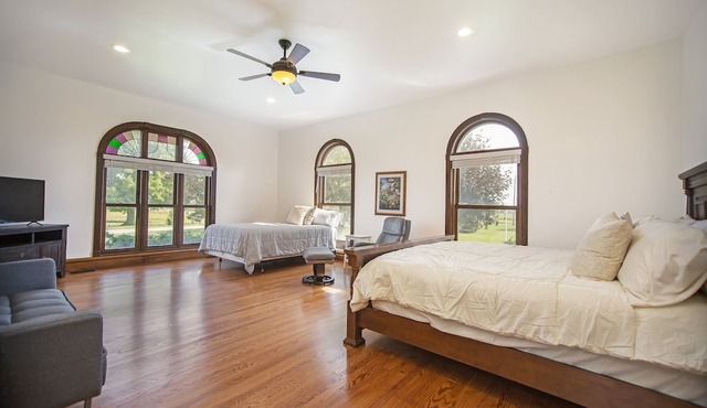 Beautiful Fully-Renovated 8 Bedrooms On 10 Acres/7600sqft Estate in South Haven