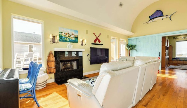 The Boardwalk - Oceanfront, Elevator, BIG Beach Views! in Galveston