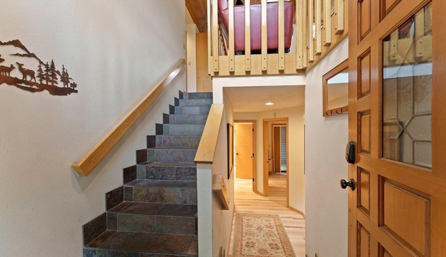 2 Quail- Elegant & Modern, 3 Min. Walk to SHARC & Passes, Hot Tub, Fireplace, Bikes in Sunriver