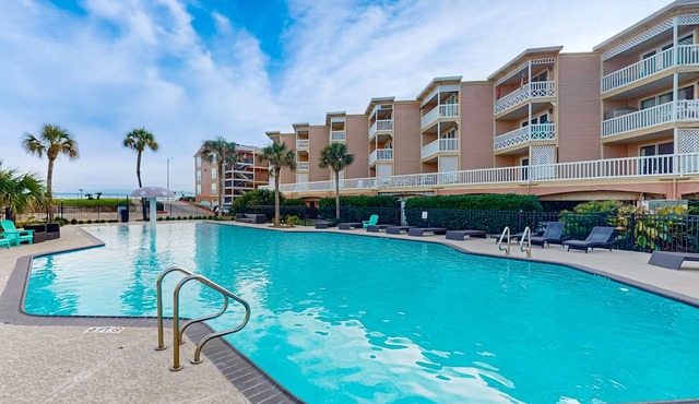 Great Seawall Location with Shared Pool, Hot Tub, & Gulf Views in Galveston