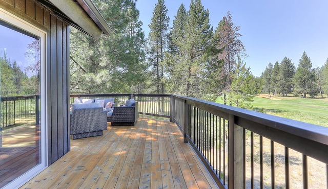 3 Spyglass - Lovely Sunriver Home, Elegant & Remodeled, Hot Tub, SHARC Passes, Golf Views in Sunriver