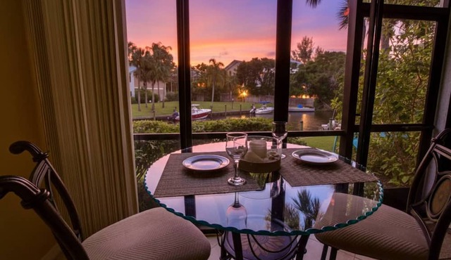 Near Siesta Beach, Heated Pool w/BBQ, Parking, Dog Friendly, Boat Dock in Siesta Key