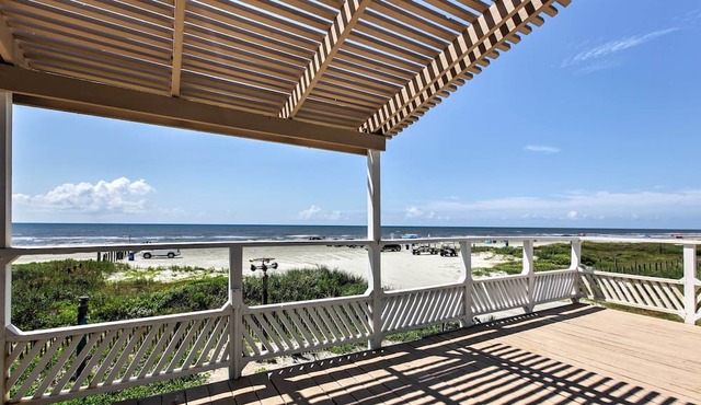 Furnished Deck, Beachfront Fun! Galveston Getaway in Galveston