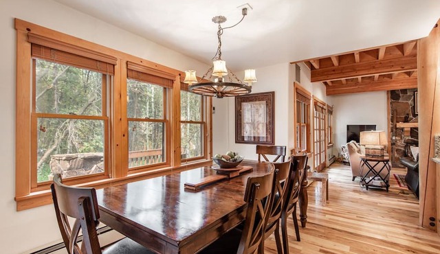 KING BED, HOT TUB, SEPARATE GUEST HOUSE, BACK LAWN, WOOD FIREPLACE in Sundance