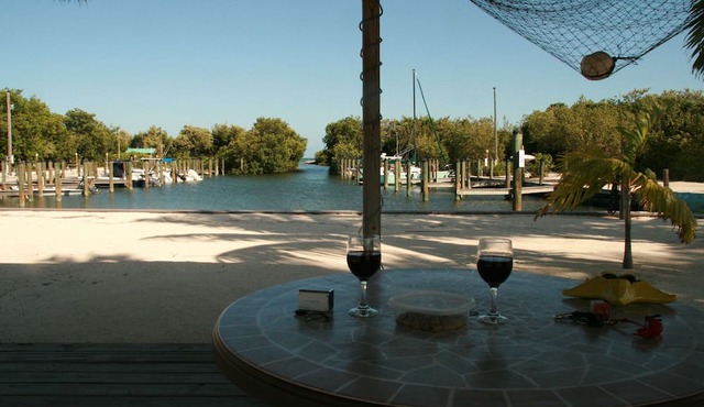 Fully furnished studio, 50 yards from ocean, shared pool, fishing-jetty in Marathon