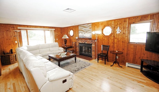 Oceanfront Escape house on SeaView Beach, Dog-Friendly! in South Yarmouth