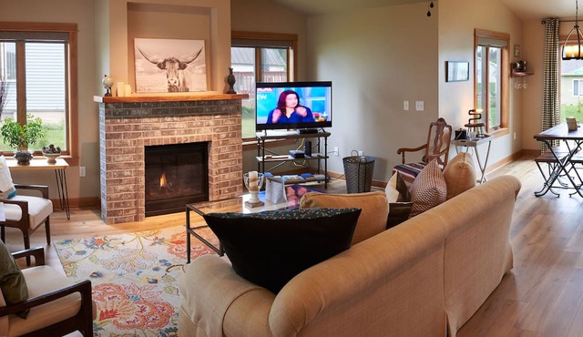 30 minutes from Lambeau & steps from Lake Michigan! 2 beauties in one! in Manitowoc