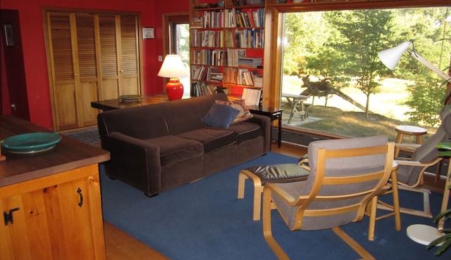 Mountain View: Comfort and Calm. Wood-burning Fireplace. in Northampton