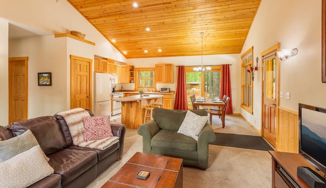 Alpine Woods cabin close to trails, ski in/out in Winthrop