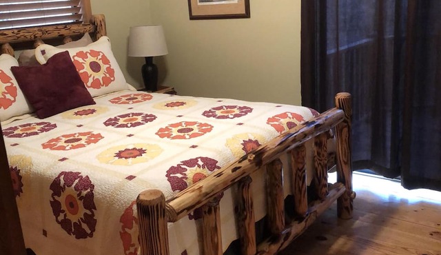 Brown Bear Hideaway, Beautiful Mtn View, Screen Porch, King, 2 miles to town in Hiawassee