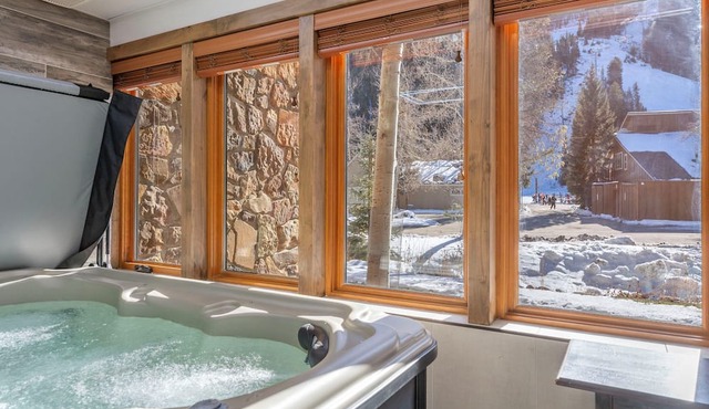 Chateaux D'Mont~ - Closest 2BR to Mountain House lifts - Pvt Hot Tub in unit in Keystone